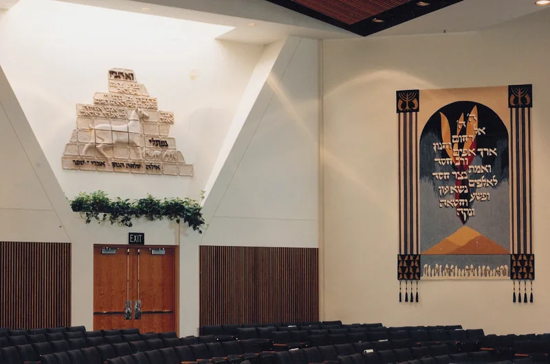 Naftali, In the sanctuary with the Rosh Hashanah tapestry